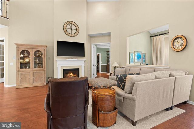 12 HARDWICK DR, Kendall Park, NJ 08824