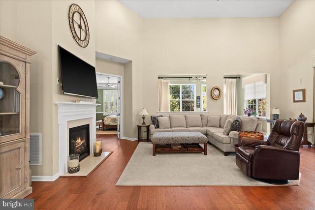 12 HARDWICK DR, Kendall Park, NJ 08824