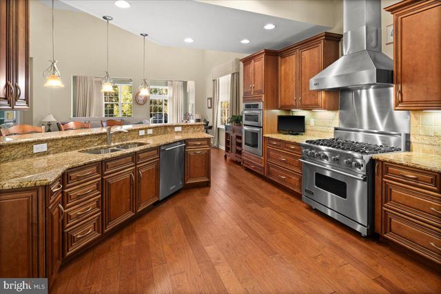 12 HARDWICK DR, Kendall Park, NJ 08824