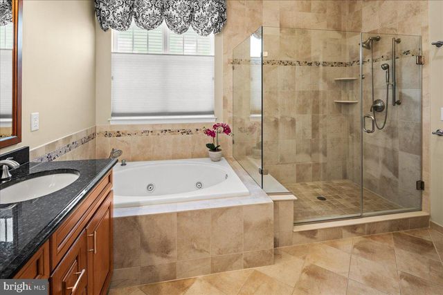 12 HARDWICK DR, Kendall Park, NJ 08824