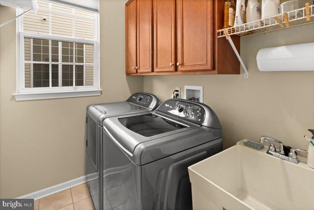 12 HARDWICK DR, Kendall Park, NJ 08824