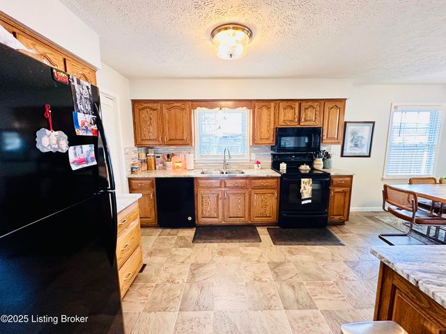 1206 Hickorywood Dr, Leitchfield, KY 42754