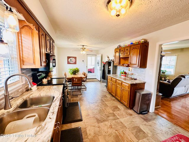 1206 Hickorywood Dr, Leitchfield, KY 42754