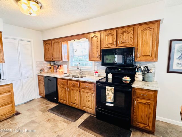 1206 Hickorywood Dr, Leitchfield, KY 42754