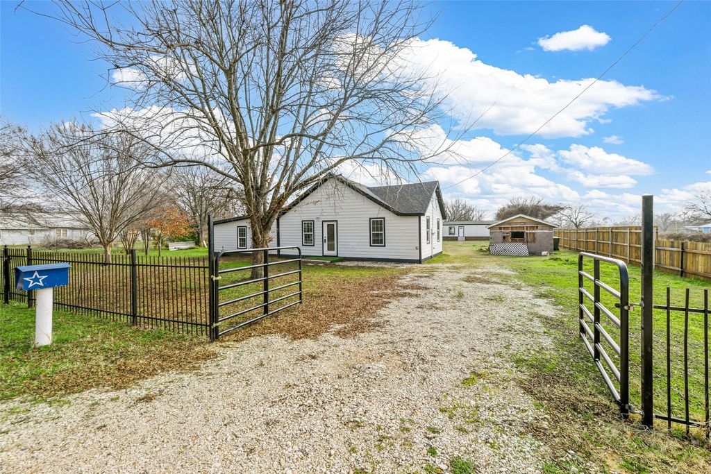 1445 Rogers Road, Newark, TX 76071