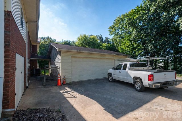 1306 11th Avenue SE, Hickory, NC 28602
