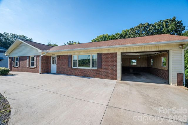 1306 11th Avenue SE, Hickory, NC 28602