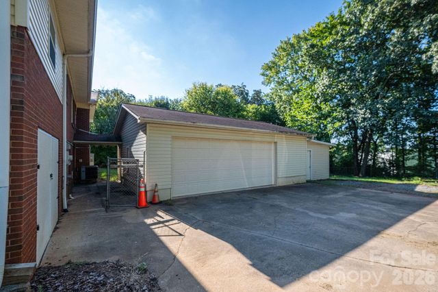 1306 11th Avenue SE, Hickory, NC 28602