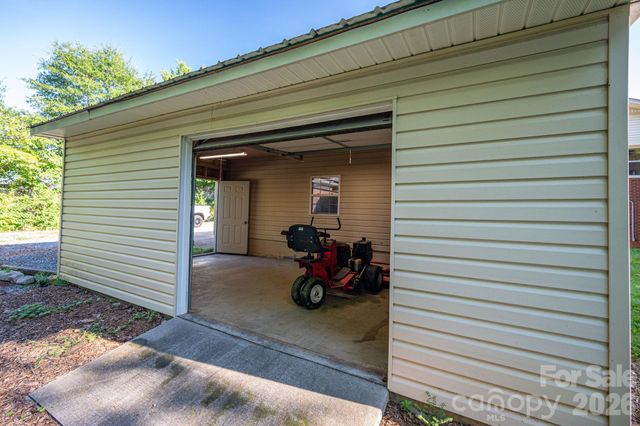 1306 11th Avenue SE, Hickory, NC 28602
