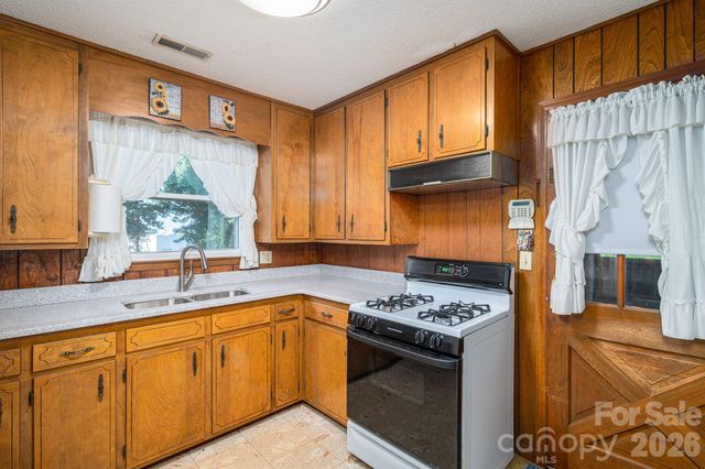 1306 11th Avenue SE, Hickory, NC 28602