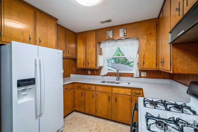 1306 11th Avenue SE, Hickory, NC 28602