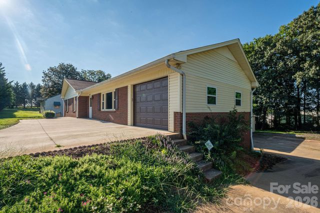 1306 11th Avenue SE, Hickory, NC 28602