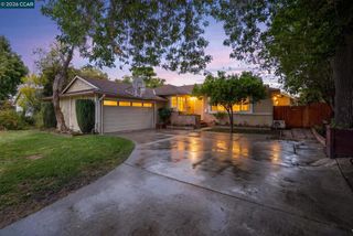 6422 Lubao Ave, Woodland Hills, CA 91367