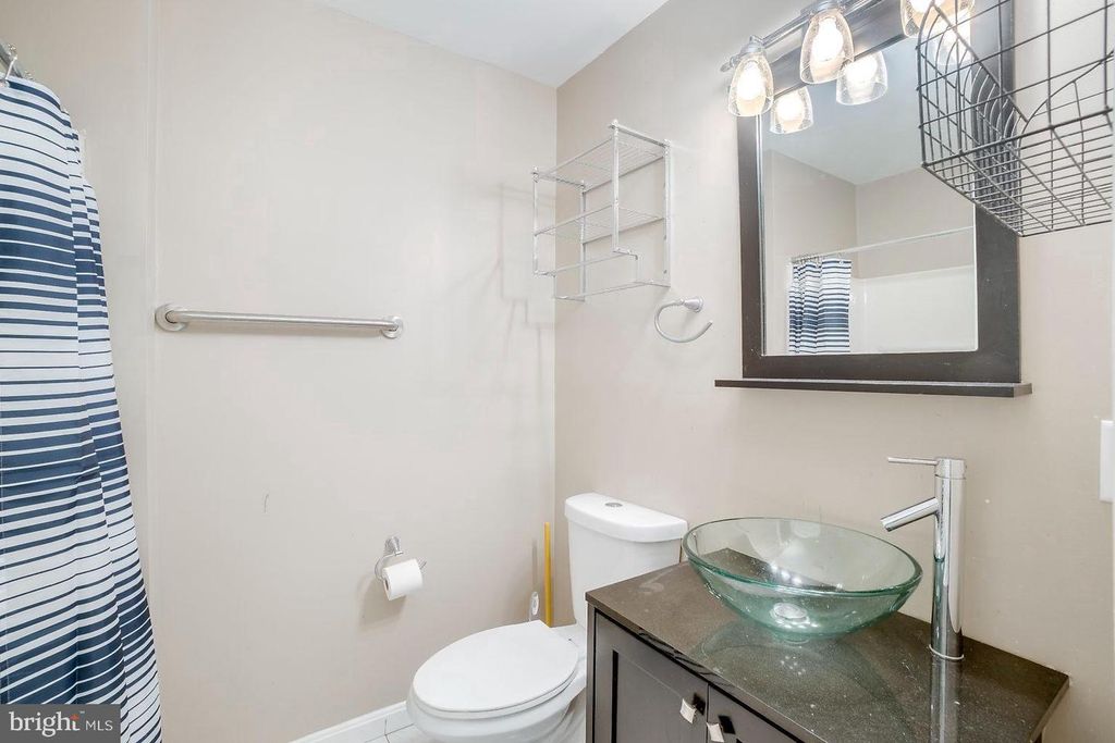 Image 16 of property listing at 1522 E BALTIMORE ST, Baltimore, MD 21231