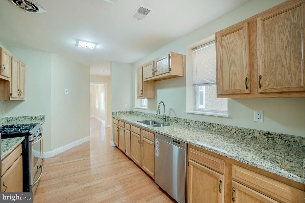 Image 32 of property listing at 1522 E BALTIMORE ST, Baltimore, MD 21231