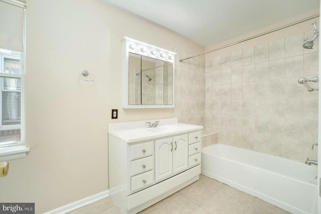 Image 44 of property listing at 1522 E BALTIMORE ST, Baltimore, MD 21231