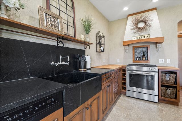 1900 Valentine Drive, Marion, IA 52302