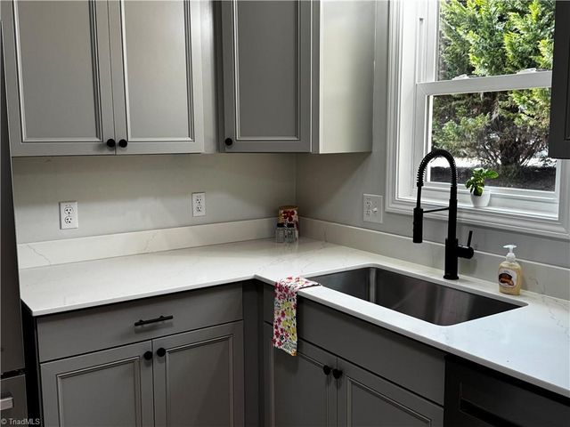 22 Sydney Lane, Asheville, NC 28806