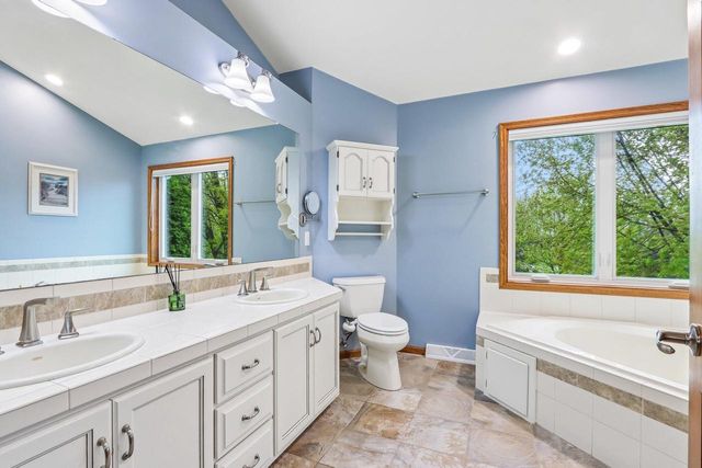N53W26727 Arrowhead DRIVE, Pewaukee, WI 53072