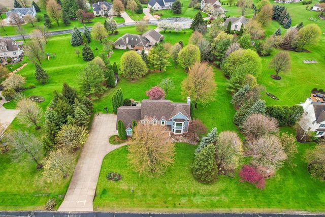 N53W26727 Arrowhead DRIVE, Pewaukee, WI 53072