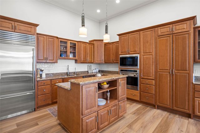 858 Burr Oaks Drive, West Des Moines, IA 50266