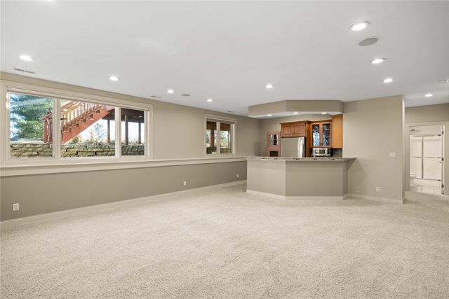 858 Burr Oaks Drive, West Des Moines, IA 50266