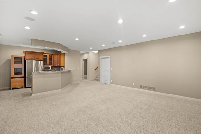 858 Burr Oaks Drive, West Des Moines, IA 50266