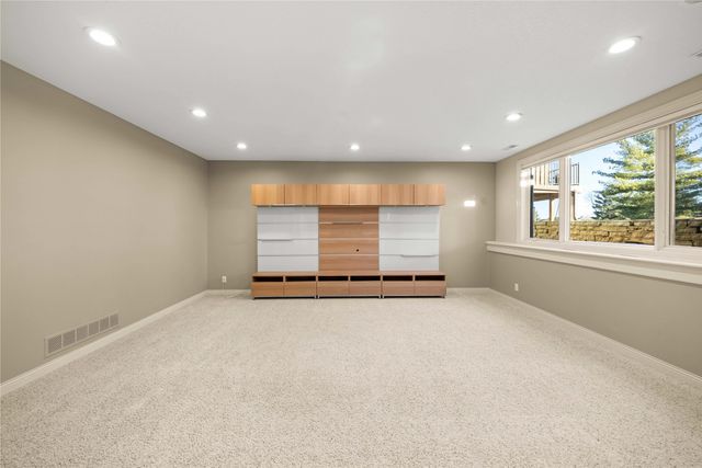 858 Burr Oaks Drive, West Des Moines, IA 50266