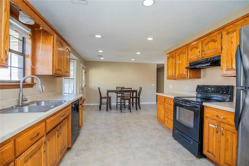 812 N 28th Street, Rogers, AR 72756