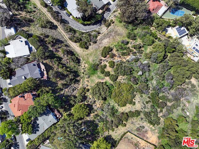 8205 Laurelmont, Los Angeles, CA 90046