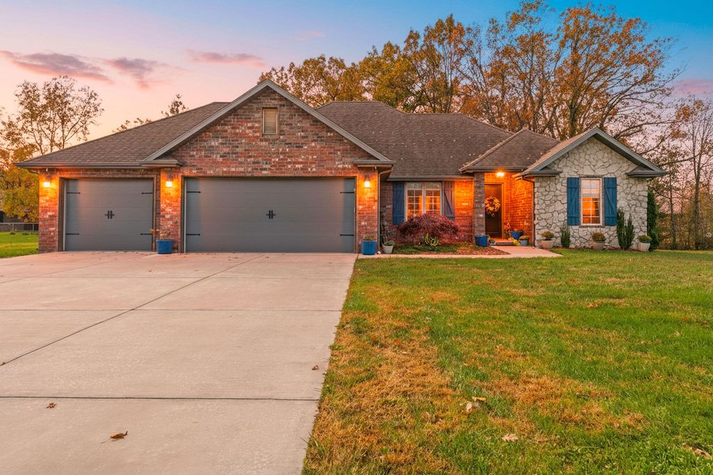 1736 W Riverfork Drive, Nixa, MO 65714