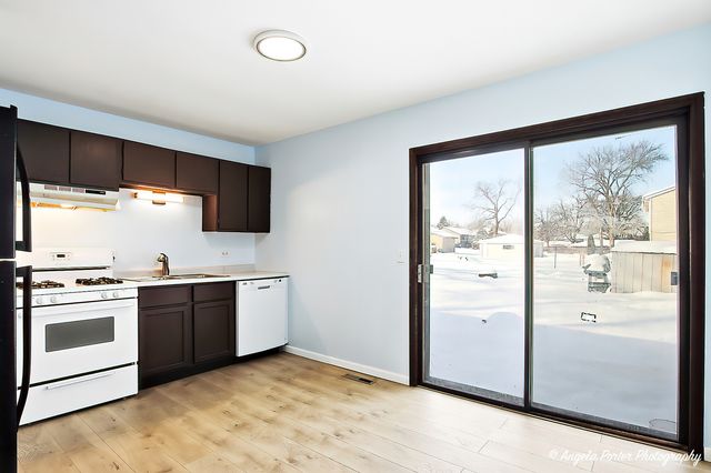 831 Washington Street 2, Woodstock, IL 60098