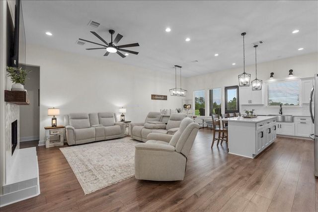 8228 Avenue L, Santa Fe, TX 77510