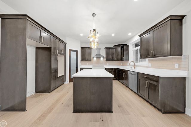 36711 N Pointe Drive, New Baltimore, MI 48047