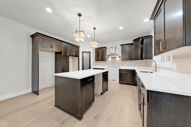 36711 N Pointe Drive, New Baltimore, MI 48047