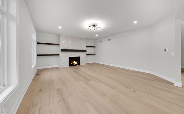 36711 N Pointe Drive, New Baltimore, MI 48047