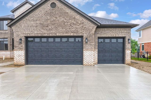 36711 N Pointe Drive, New Baltimore, MI 48047