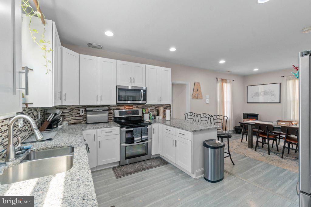 Image 14 of property listing at 324 LAUREL AVE, Laurel, MD 20707