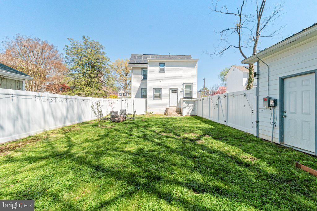 Image 32 of property listing at 324 LAUREL AVE, Laurel, MD 20707