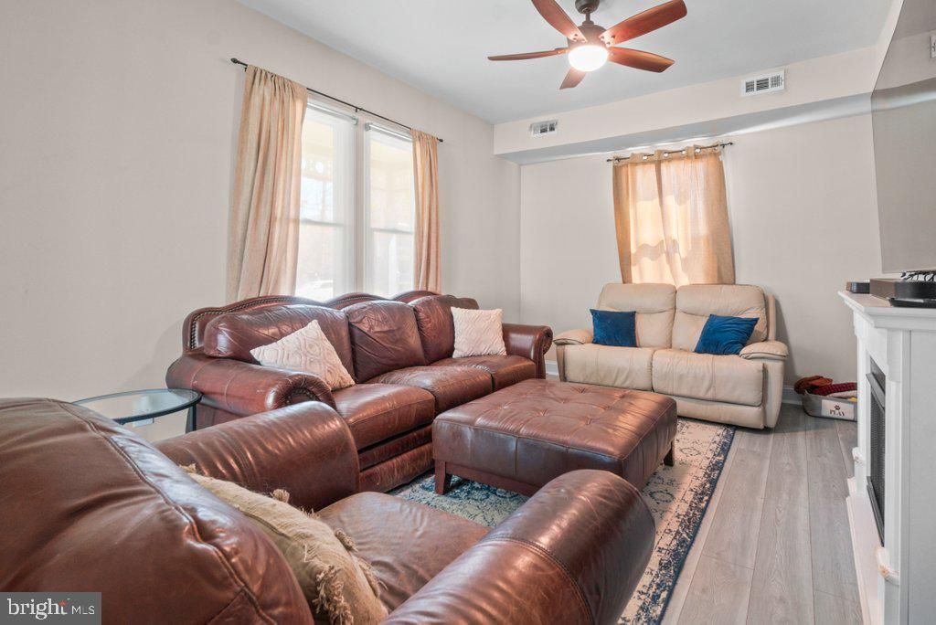 Image 4 of property listing at 324 LAUREL AVE, Laurel, MD 20707