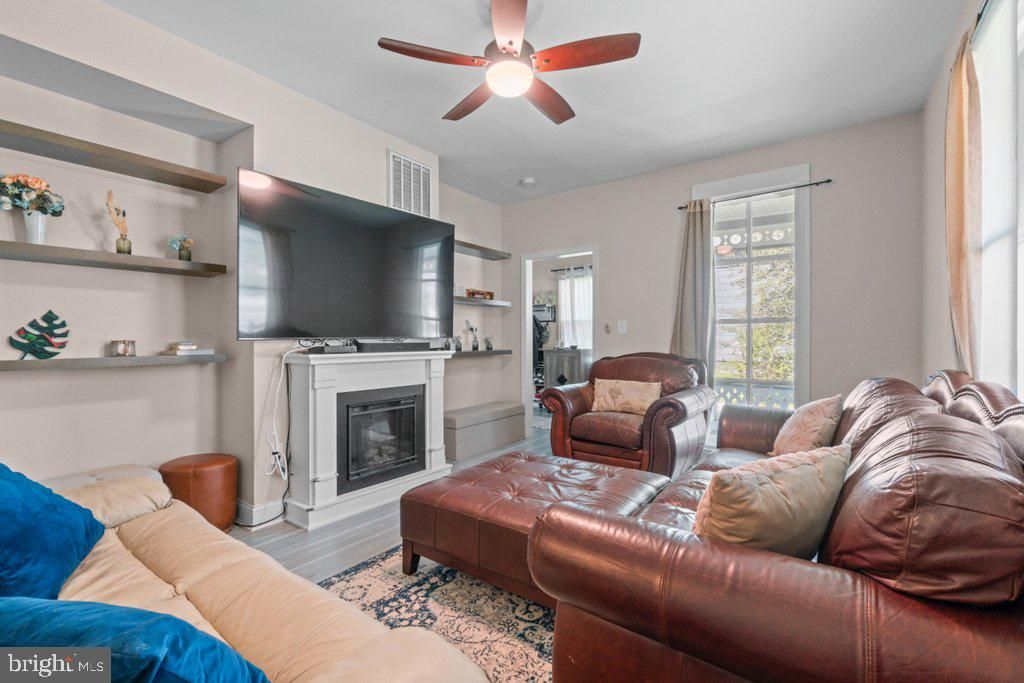 Image 5 of property listing at 324 LAUREL AVE, Laurel, MD 20707