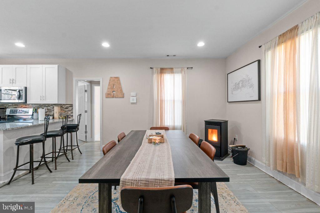 Image 6 of property listing at 324 LAUREL AVE, Laurel, MD 20707