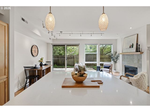 327 RUSTIC Pl 35, Eugene, OR 97401