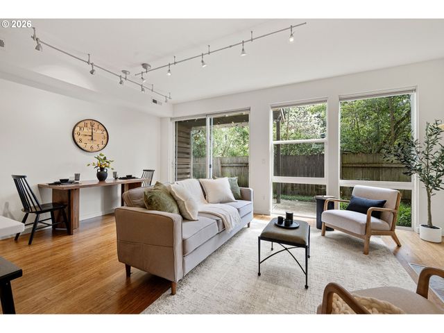 327 RUSTIC Pl 35, Eugene, OR 97401