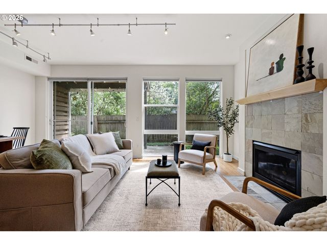 327 RUSTIC Pl 35, Eugene, OR 97401