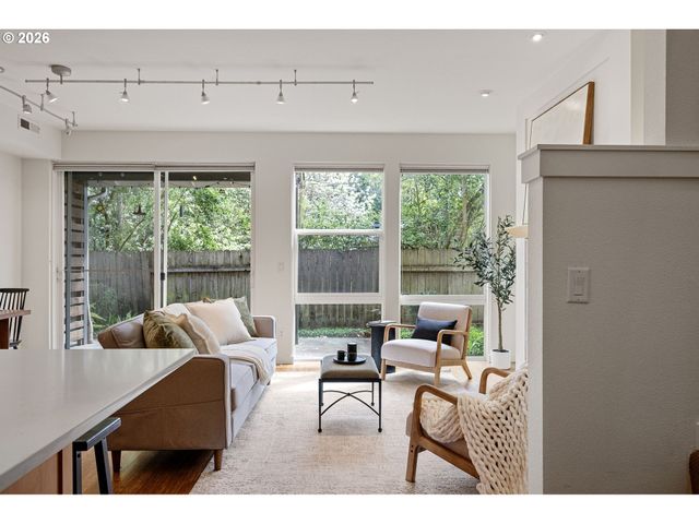 327 RUSTIC Pl 35, Eugene, OR 97401