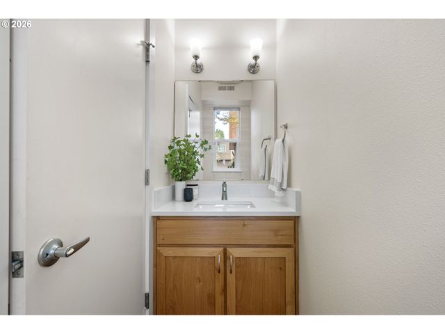 327 RUSTIC Pl 35, Eugene, OR 97401