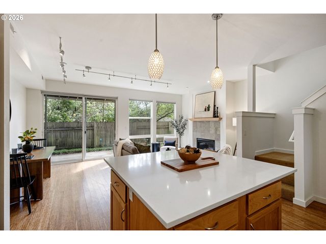 327 RUSTIC Pl 35, Eugene, OR 97401