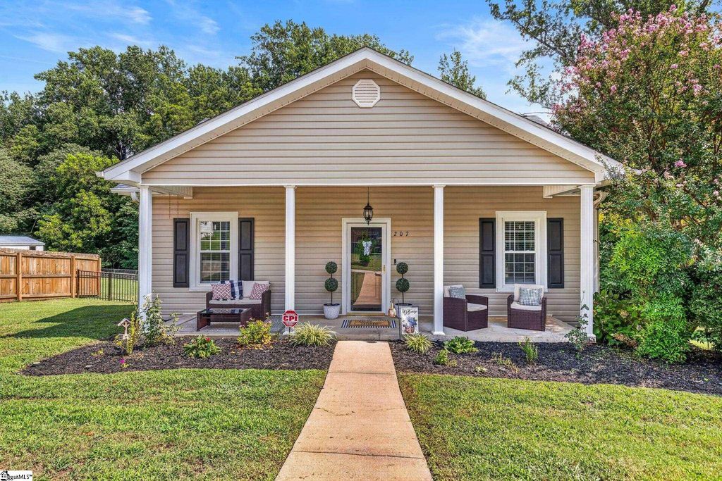207 Woodside Circle, Simpsonville, SC 29681
