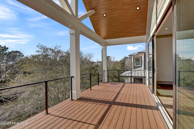 106 Diamond Point Court, Surf City, NC 28445